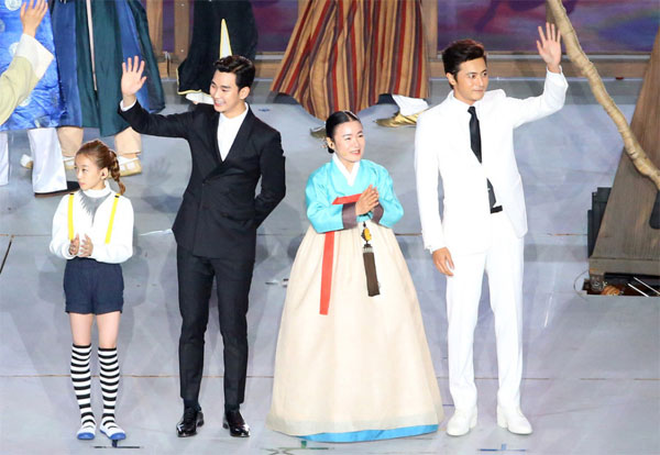 Lễ khai mạc Asiad Incheon đã diễn ra mang đậm bản sắc Hàn Quốc và thể hiện tình đoàn kết giữa các quốc gia.